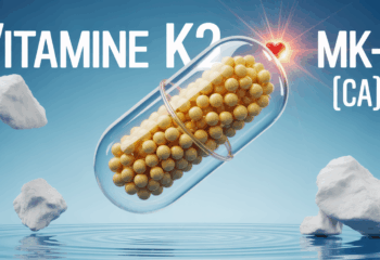 Capsule vitamine K2 MK-7 dorée, calcium os cœur sur fond bleu