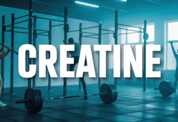Haltères et équipements musculation dans salle de sport avec creatine
